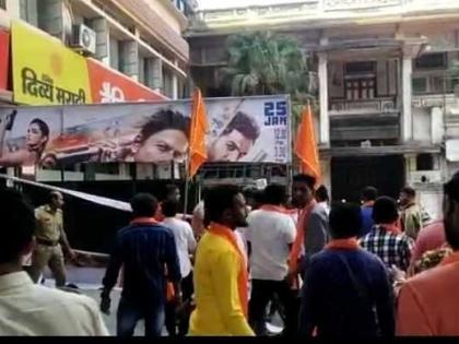 Poster of Pathan film torn in Solapur; Hindu Rashtra Sena aggressive | सोलापुरात पठाण चित्रपटाचे पोस्टर फाडले; हिंदू राष्ट्र सेना आक्रमक