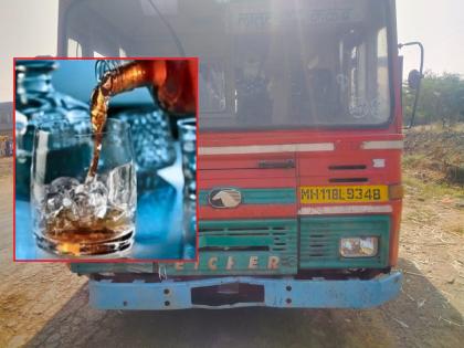 collector stopped bus 1.5 hour for alcohol drinking; Disgruntled passengers picked up the carrier | मद्यपानासाठी थांबविली दीड तास बस; वैतागलेल्या प्रवाशांनी वाहकाला आणले उचलून