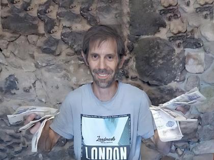 Spanish man finds notes worth Rs 46 lakh hidden in walls. But there's a twist | नव्या इमारतीसाठी जुने घर पाडले अन् भिंतीत तब्बल 46 लाख सापडले पण...; नेमकं काय घडलं?