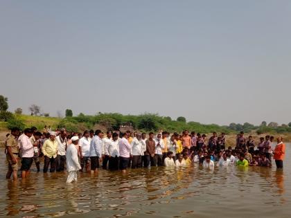 Curb educational progress, cancel teacher transfers; Villagers, students protest in the river | शैक्षणिक प्रगती खुंटेल, शिक्षकांच्या बदली रद्द करा; ग्रामस्थ, विद्यार्थ्यांचे नदीत आंदोलन