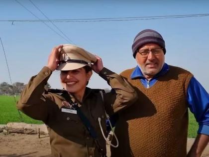 inspector daughter reached in front of parents in police uniform reaction win hearts daroga video | अभिमानास्पद! पोलीस अधिकारी होताच बाबांना शेतात भेटायला आली लेक; हृदयस्पर्शी Video व्हायरल