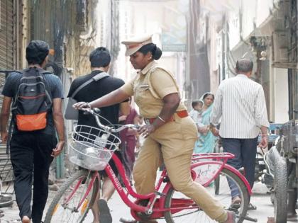 tamil nadu woman police inspector pushparani cycling habit motivates people | मस्तच! ना बाईक, ना कार... गेली 23 वर्षे थेट सायकलने कामाला जातात 'या' सब-इन्स्पेक्टर