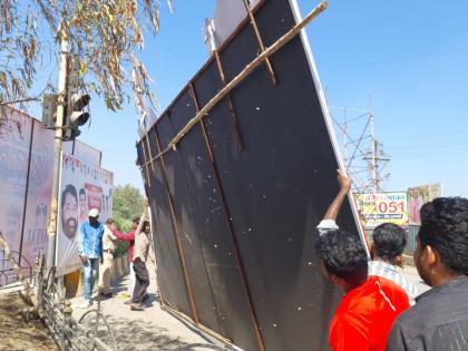 Politics from Beed Municipality; The banner of NCP MLAs was removed, the Shinde group's banner was kept the same | बीड पालिकेकडून राजकारण; राष्ट्रवादीच्या आमदारांचे बॅनर हटविले, शिंदे गटाचे तसेच ठेवले