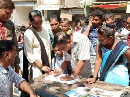 Signature campaign for reconstruction of Ulhasnagar Municipal School No-18 and 24 | उल्हासनगर महापालिका शाळा क्रं-१८ व २४ च्या पुनर्बांधणीसाठी सह्यांची मोहीम 