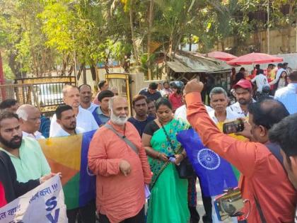 Students protest against Jain University, Bangalore in thane | ठाण्यात बेंगलोरच्या जैन युनिव्हर्सिटी विरोधात विद्यार्थ्यांचे धरणे आंदोलन