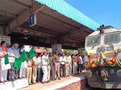 Thousands of Shivaji Maharaj lovers left for Agra from Aurangabad chanting 'Jai Bhawani, Jai Shivaji' | 'जय भवानी, जय शिवाजी' जयघोषात औरंगाबादहून हजारो शिवप्रेमी आग्र्याकडे रवाना