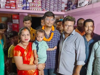 ias success story father is shopkeeper son became IAS Ravi Kumar | कौतुकास्पद! नोकरी सोडली अन् परीक्षेची तयारी केली; भांडी विकणाऱ्याचा मुलगा झाला IAS