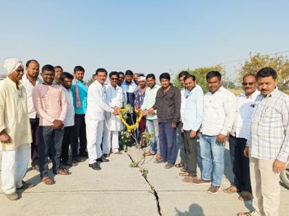 Unique movement! The protest was done by planting tree in the cracks of the highway | निष्कृष्ट कामामुळे महामार्ग दुभंगला; भेगांमध्ये बेशरम लावून नागरिकांनी केला निषेध