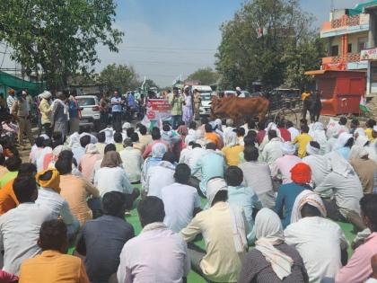 Farmers on the streets for cotton price hike; Chakka Jam Movement in Parbhani of 'Swabhimani' | कापुस दरवाढीसाठी शेतकरी रस्त्यावर; 'स्वाभिमानी'चे परभणीत चक्का जाम आंदोलन