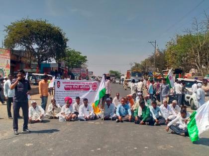 'Provide direct crop insurance'; Swabhimani Farmers Association protest on Latur- Murud route | 'सरसकट पीकविमा द्या'; स्वाभिमानी शेतकरी संघटनेचा लातूर- मुरुड मार्गावर चक्काजाम