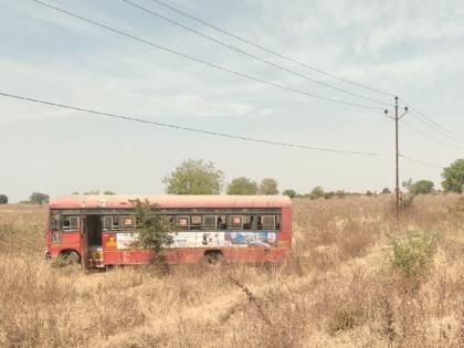 Bus accident occurred near Selu due to the broken steering rod, but a major disaster was averted due to the initiative of the driver | स्टेरिंग रॉड तुटल्याने बसला अपघात, मात्र चालकाच्या प्रसंगावधानामुळे मोठा अनर्थ टळला