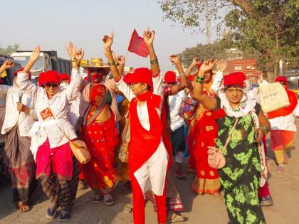 Anganwadi sevaks of the state stage a foot march for pending demands | प्रलंबित मागण्यांसाठी राज्यातील अंगणवाडी सेविकांचा पायी एल्गार मोर्चा 