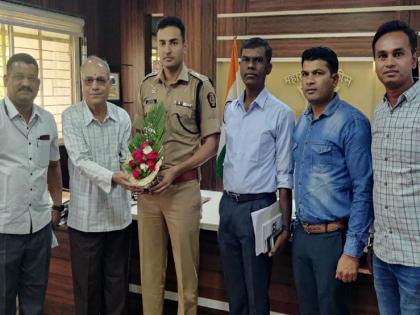 1.32 lakhs looted by cyber criminals was returned; The old man saluted the Superintendent of Police | सायबर भामट्यांनी हडपलेले सव्वा लाख मिळाले परत; वृद्धाने केला पोलिस अधीक्षकांचा सत्कार