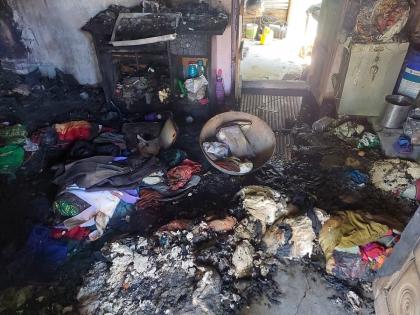 Fire caused by short circuit; The house was reduced to ashes in front of the family | शॉर्टसर्किटने लागली आग; कुटुंबीयांसमोर घराची झाली राख