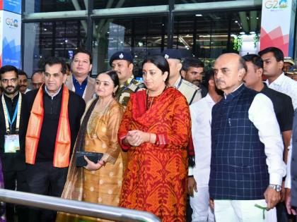 Municipal school students perform strongly at the airport; Appreciated by Minister Smriti Irani | मनपा शाळेतील विद्यार्थ्यांनी केंद्रीय मंत्री स्मृती इराणींचे मन जिंकले; सादरीकरणाचे केले कौतुक