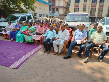 In Thane Zilla Parishad retired employees protest against the administration for pending demands | ठाण्यात जिल्हा परिषद सेवानिवृत्त कर्मचाऱ्यांचा प्रशासनाविरोधात ठिय्या, प्रलंबित मागण्यांसाठी आंदोलन