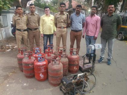 Two caught while filling illegal gas in rickshaw, Deputy Superintendent's action | रिक्षामध्ये अवैध गॅस भरताना दोघांना पकडले, उपअधीक्षकांची कारवाई