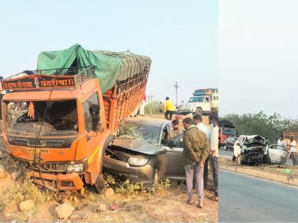 A speeding car crosses a divider and crashes into a truck; Two died on the spot in a triple accident near Dabhad of Nanded | भरधाव कार दुभाजकपारकरून ट्रकला धडकली; तिहेरी अपघातात दोघांचा जागीच मृत्यू