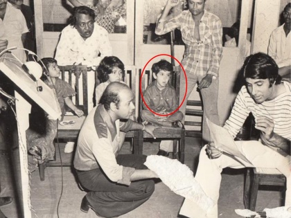 can you guess the celebrity who is sitting with amitabh bachchan in this picture | बिग बींसह दिसत असलेला हा चिमुकला कोण माहितीये का? एका प्रसिद्ध अभिनेत्रीसोबत आहे छत्तीसचा आकडा