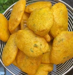 बटाट्याची भजी हॉटेलप्रमाणे कुरकुरीत होण्यासाठी बघा काय करायचं? टम्म फुगतील घरी केलेली भजी