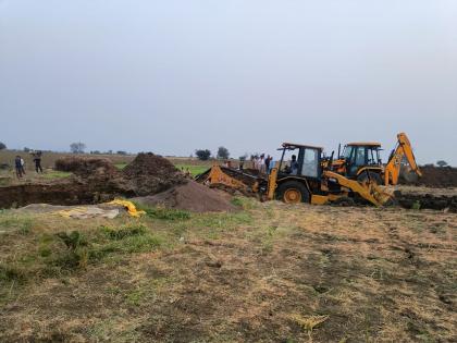 At Gaul, the well collapsed, two laborers started fighting to death. | गौळ येथे विहिर खचली, दोन मजुरांची मृत्यूशी झूंज सुरु, एसडीआएफच्या टिमकडून बचावकार्य सुरु