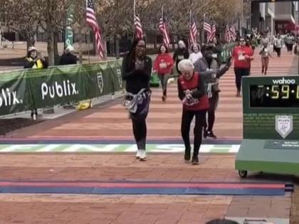 98 year old woman completes atlanta 5 kilometer race in less than 1 hour | Video - वय हा फक्त आकडाच! 98 व्या वर्षी महिलेने पूर्ण केली 5 किमीची रेस; आला पहिला नंबर