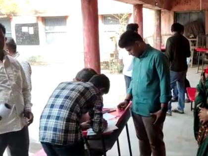 10th exam in Dharashiv student video viral | धक्कादायक! धाराशिवमध्ये दहावीच्या परीक्षेत गाेंधळ