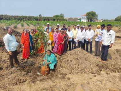 Women's Day Honors; 2.25 lakhs was given to the cemetery by avoiding the terava program of the farmer's mother | महिला दिनी सन्मान; शेतकरी मातेचा तेराव्याचा कार्यक्रम टाळून स्मशानभूमीला दिले सव्वादोन लाख