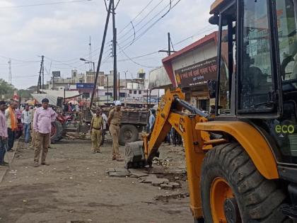 Police removed 300 encroachments in Bhokardan, main road breathed a sigh of relief | भोकरदनमध्ये पोलिस बंदोबस्तात ३०० अतिक्रमणे काढली, मुख्य रस्त्याने घेतला मोकळा श्वास