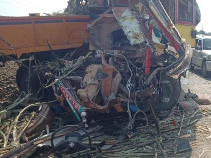 A truck driver lost his life in an early morning nap; The tractor driver was seriously injured in the accident | पहाटे डुलकी लागली अन् ट्रक चालकाने जीव गमावला; अपघातात ट्रॅक्टर चालक गंभीर जखमी