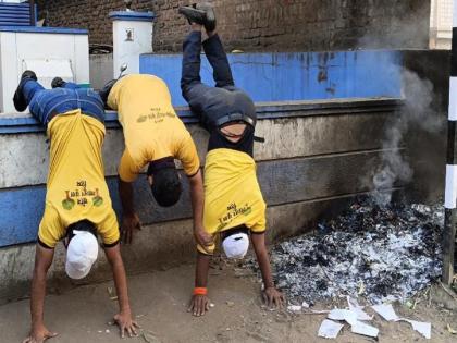 feet up head down; Protest of waste burners through unique movement in Latur | 'खाली डोकं वर पाय'; लातुरात अनोख्या आंदोलनातून कचरा जाळणाऱ्यांचा निषेध