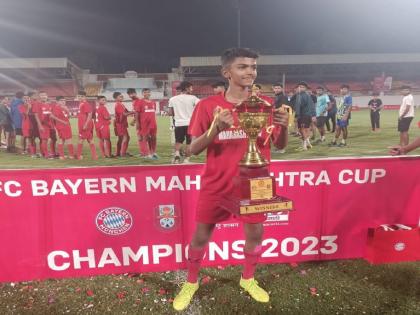 Latur's football player Swaraj Sawant's success; Selected for football training in Germany | फुटबॉलपटू 'स्वराज'ने साधला यशाचा 'गोल'; जर्मनीत प्रशिक्षणासाठी निवड