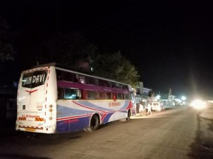 The driver molested a woman passenger while driving the bus in buldhana | बस चालवायचे साेडून चालकाने काढली प्रवासी महिलेची छेड, विनयभंगाचा गुन्हा दाखल