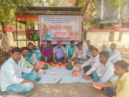 Watermelon protest against implementation of MESMA Act on government employees | कर्मचाऱ्यांवर 'मेस्मा' लावण्याची तयारी, बीडमध्ये टरबूज आंदोलनातून राज्य सरकारचा निषेध