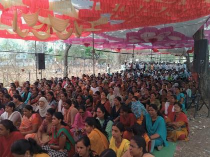 Another day of workers' strike in Latur; Work in government offices stopped | लातूरात दुसऱ्या दिवशीही कर्मचाऱ्यांचे धरणे; शासकीय कार्यालयातील कामकाज ठप्प