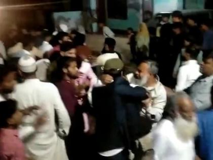 uttar pradesh marriage party members clash over nagin dance song in lakhimpur kheri five injured | लग्नात गोंधळ! नागिन डान्सवरून वऱ्हाडी भिडले; एकमेकांना लाथा-बुक्क्यांनी हाणले, 5 जखमी