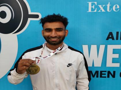 Akash Gaund's heavy performance in weightlifting; Gold Medal in All India Inter University Competition | वेटलिफ्टिंगमध्ये 'आकाश'ची वजनदार कामगिरी; अखिल भारतीय आंतरविद्यापीठ स्पर्धेत सुवर्णपदक