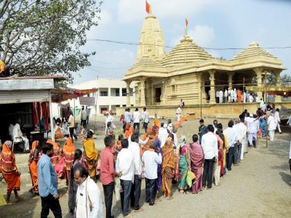 Beginning of the famous Salt Yatra in Narsi, Mandiyali for devotees to see Saint Namdev | नर्सीतील प्रसिद्ध मिठाच्या यात्रेला सुरूवात, संत नामदेवांच्या दर्शनासाठी भाविकांची मांदियाळी