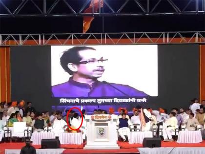 A video clip of former chief minister Uddhav Thackeray's old speech was played in a village meeting of the Shinde group | खेडमधील सभेत उद्धव ठाकरेंच्या भाषणाची क्लिप सुरु झाली; एकनाथ शिंदेंही मागे फिरले अन्...