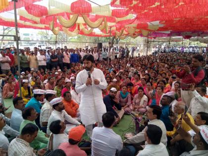 Thalinad agitation by employees for old pension in Latur; MLA Dhiraj Deshmukh gave a visit | लातुरात जुन्या पेन्शनसाठी कर्मचाऱ्यांचे थाळीनाद आंदोलन; आ. धिरज देशमुख यांनी साधला संवाद