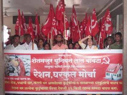 Don't give money but grain; March of farm laborers at Partur tehsil office | पैसे नको धान्यच द्या; परतूर तहसील कार्यालयावर शेतमजुरांचा मोर्चा