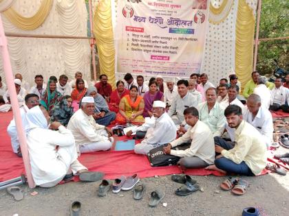 Dharne protest in front of Renapur tehsil by the disabled organization | दिव्यांग संघटनेचे रेणापूर तहसीलसमोर धरणे आंदोलन