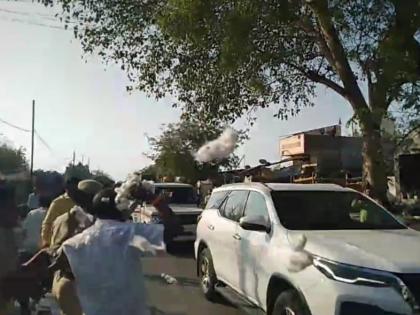 Cotton was thrown on Agriculture Minister Abdul Sattar's vehicle | धरणगाव तालुक्यात कृषीमंत्री अब्दुल सत्तार यांच्या वाहनावर फेकला कापूस