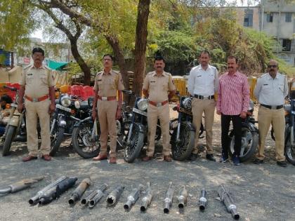 The bullet riders were fined by the police; silencer seized with penalty in Jalana | बुलेटस्वारांचा पोलिसांनी वाजविला बाजा; दंड लावून कर्णकर्कश सायलेन्सर केले जप्त