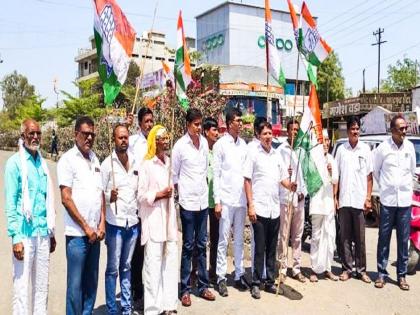 In support of Rahul Gandhi, Congress blocked the road in Parandya | राहुल गांधींच्या समर्थनार्थ परंड्यात काँग्रेसचा रास्तारोको