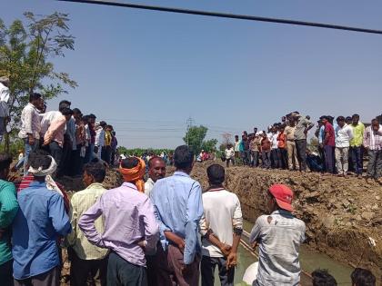 Miscalculation in the dark and loss of life, both of them drowned in the pit of the bridge along with the two-wheeler | अंधारात अंदाज चुकला अन् जीव गमावला, पुलाच्या खड्ड्यात दुचाकीसह दोघांना जलसमाधी