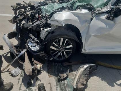 As the driver lost control of Samruddhi Mahamarga, the car collided with the truck, four people including a child were injured | समृद्धीवर चालकाचा ताबा सुटूल्याने कारची ट्रकला धडक, चिमुकल्यासह चार जण जखमी