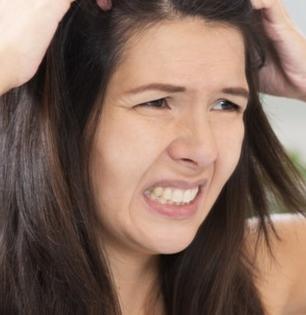 केसांत उवा-लिखा झाल्या आहेत? ४ उपाय - उवांचा उपद्रव होईल कमी