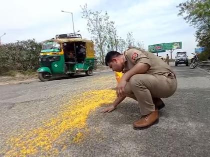 meerut police helps elderly man after pulses scattered on road video viral | Video - वर्दीतील माणुसकी! रस्त्यावर पडली वृद्धाची डाळ; पोलिसांनी हाताने गोळा करून केली मदत