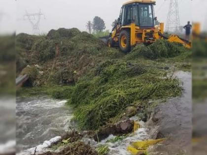 Leakage at valves and water pipelines, drinking water goes to fields and drainage in solapur | सोलापूरमध्ये व्हॉल्व्ह अन् पाण्याच्या पाईपलाईनवर गळती, पिण्याचे पाणी जातंय शेतात अन् ड्रेनेजमध्ये